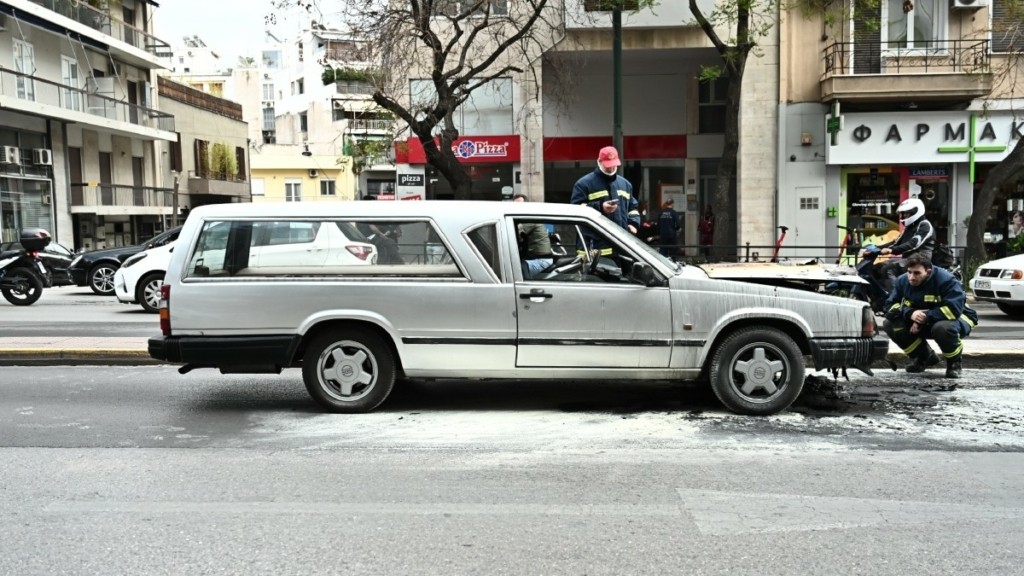 Φωτιά σε νεκροφόρα στη Λεωφόρο Συγγρού (Φωτογραφίες)