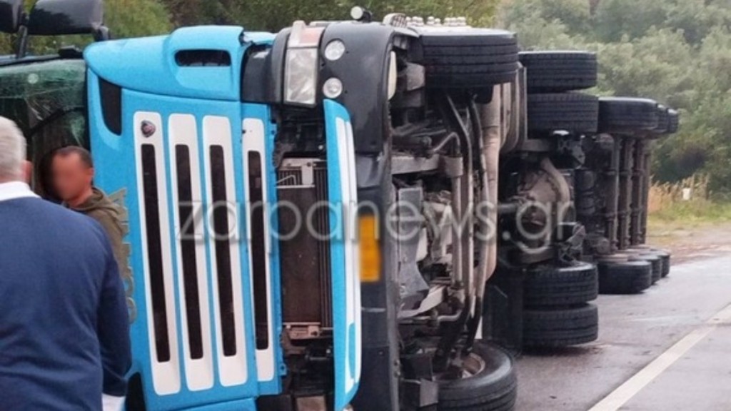 Χανιά: Ντεραπάρισε νταλίκα που κουβαλούσε ντομάτες στην Παλαιοχώρα (φωτογραφίες+βίντεο)
