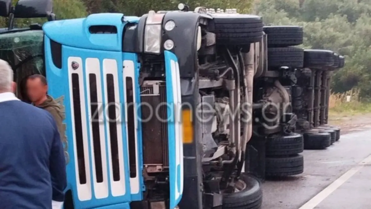 Χανιά: Ντεραπάρισε νταλίκα που κουβαλούσε ντομάτες στην Παλαιοχώρα (φωτογραφίες+βίντεο)