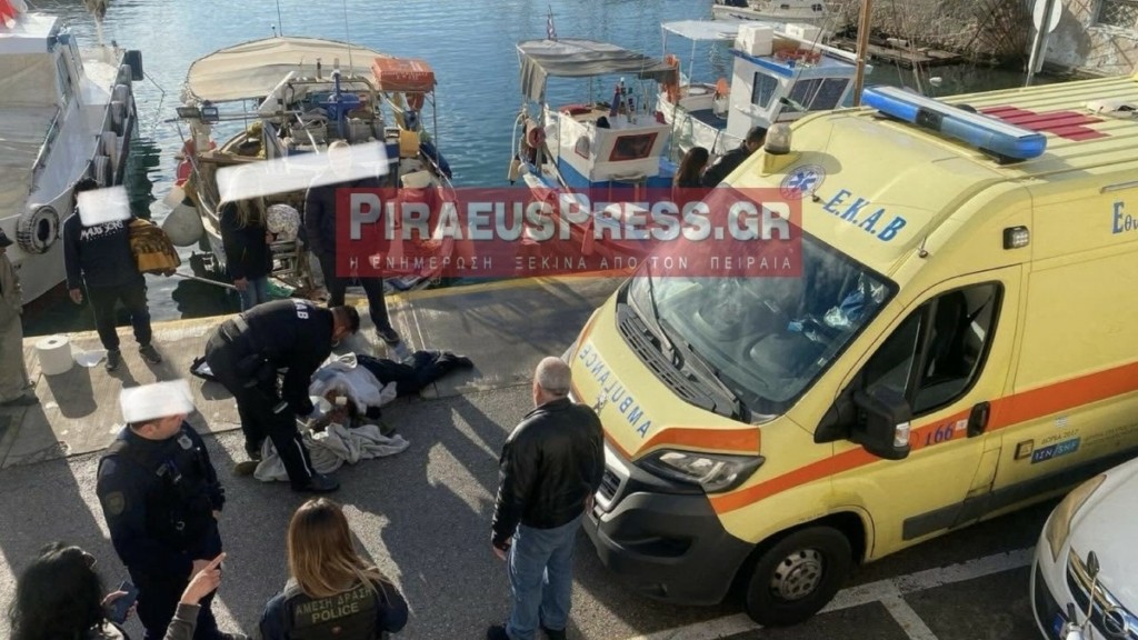 Πειραιάς: Ψαράς έπεσε στο νερό, στη Μαρίνα Ζέας – Τον ανέσυραν διασώστες του ΕΚΑΒ