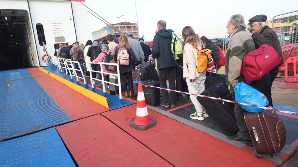 Πάσχα 2025: Γεμάτα φεύγουν τα πλοία από τα λιμάνια – Έκτακτα δρομολόγια στα ΚΤΕΛ