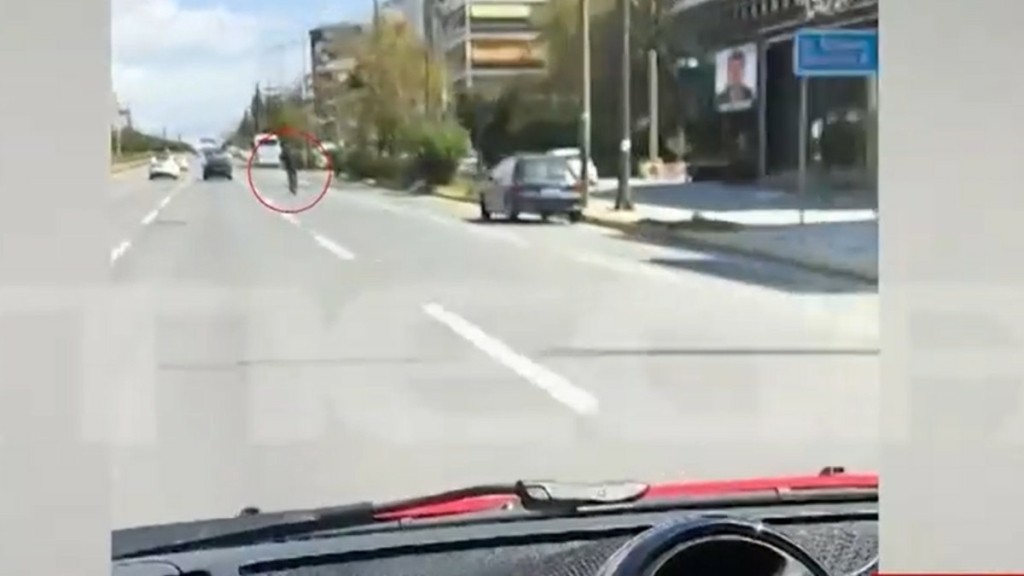Πατίνι “πιάνει” τα 120 χλμ. στη Λ. Συγγρού και αφήνει άναυδους τους οδηγούς (βίντεο)