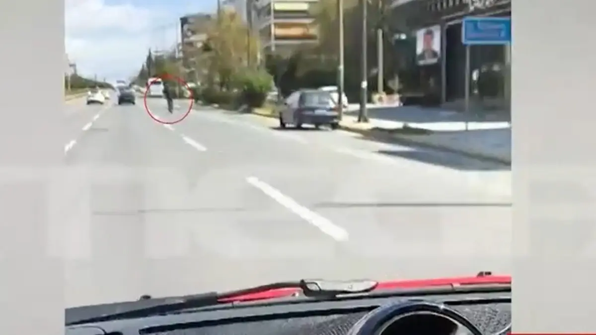 Πατίνι “πιάνει” τα 120 χλμ. στη Λ. Συγγρού και αφήνει άναυδους τους οδηγούς (βίντεο)