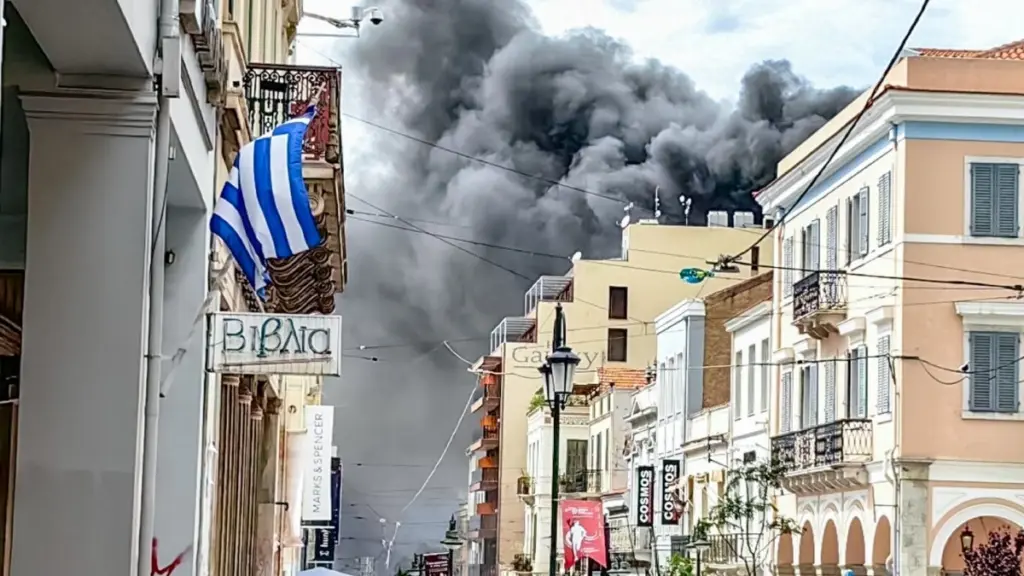 Πάτρα: «Δεν κινδύνευσαν οι ένοικοι» λέει το ξενοδοχείο που εκκενώθηκε μετά τη φωτιά σε κατάστημα