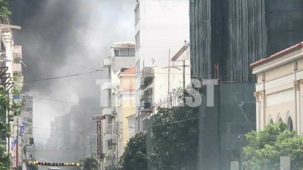 Φωτιά σε κατάστημα στο κέντρο της Πάτρας- Εκκενώθηκε ξενοδοχείο που βρίσκεται από πάνω (pics & vid)