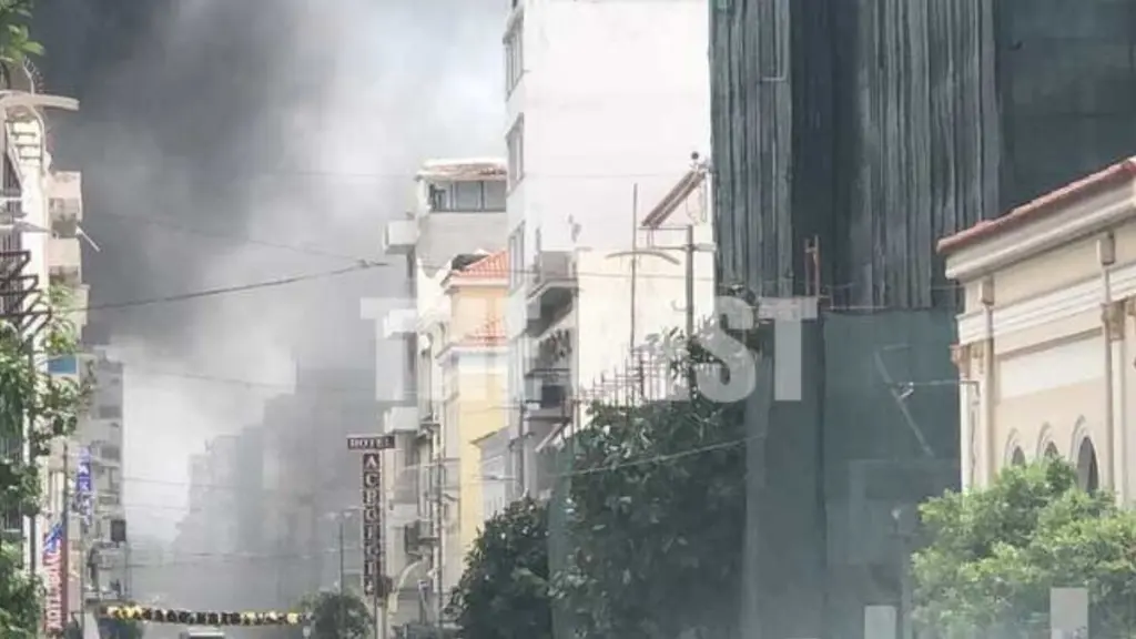 Φωτιά σε κατάστημα στο κέντρο της Πάτρας- Εκκενώθηκε ξενοδοχείο που βρίσκεται από πάνω (pics & vid)