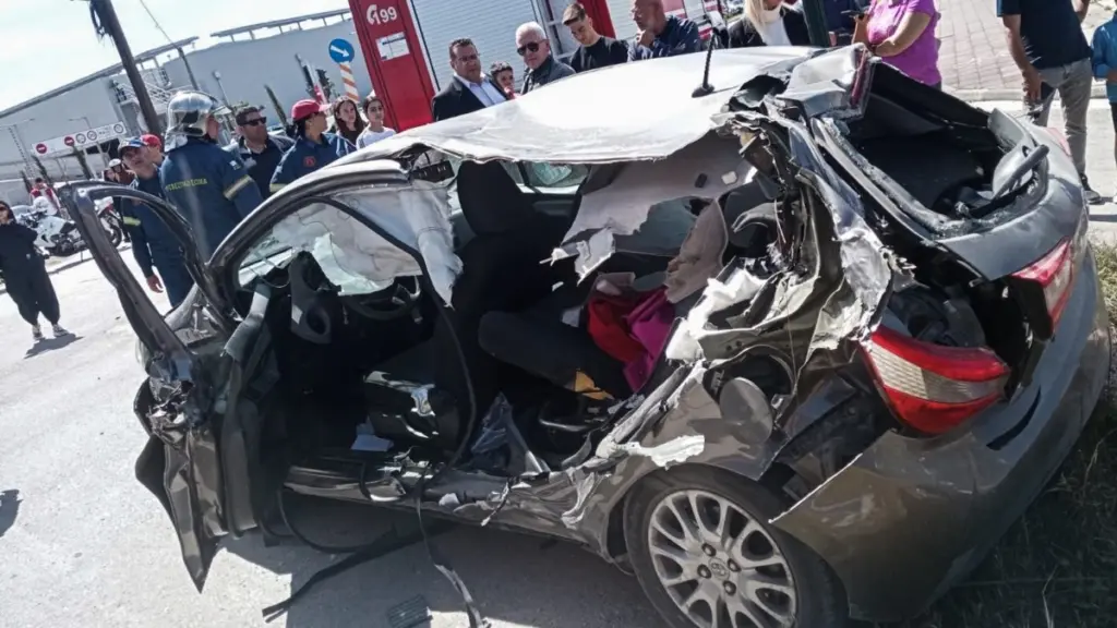 Εκτός κινδύνου η γιατρός που συγκρούστηκε με τρένο στην Πάτρα – “Γλίτωσε από θαύμα” είπε ο σύζυγός της (βίντεο)