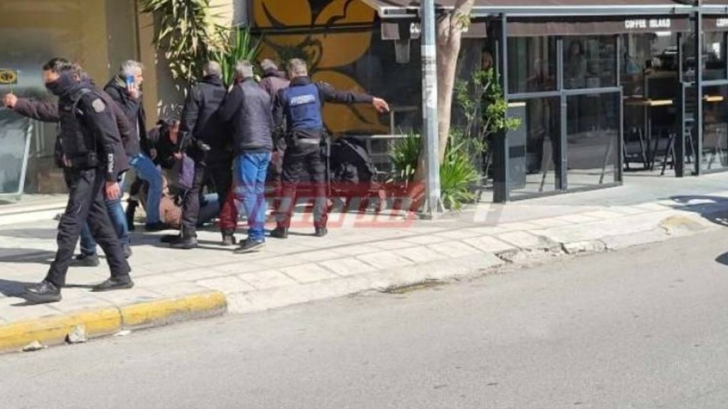Πάτρα: Ένοπλη ληστεία σε τράπεζα – Εγκλωβίστηκε και παραδόθηκε ο δράστης (Φωτογραφίες)