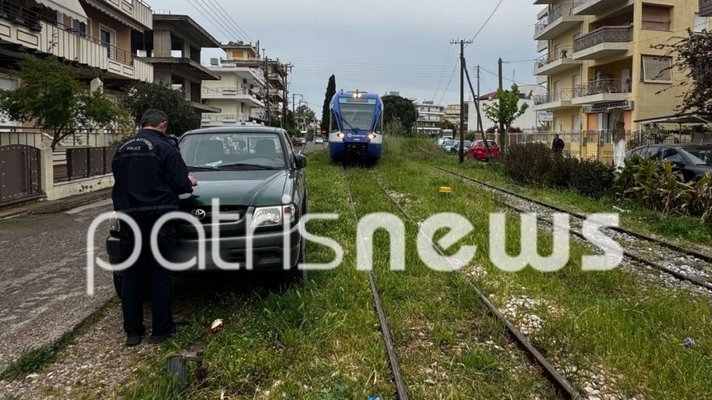 Πύργος: Οδηγός πάρκαρε το αγροτικό του πάνω στις ράγες – Φρέναρε την τελευταία στιγμή το τρένο (φωτογραφίες)