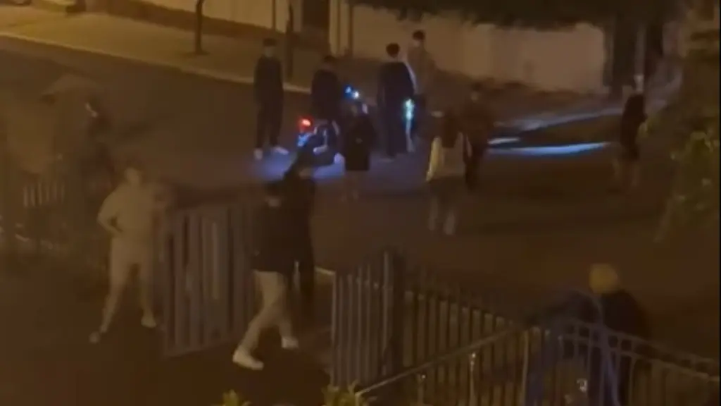 Πόρος: Απίστευτο περιστατικό με νεαρούς να πετούν κροτίδες σε 85χρονη – Δείτε το βίντεο