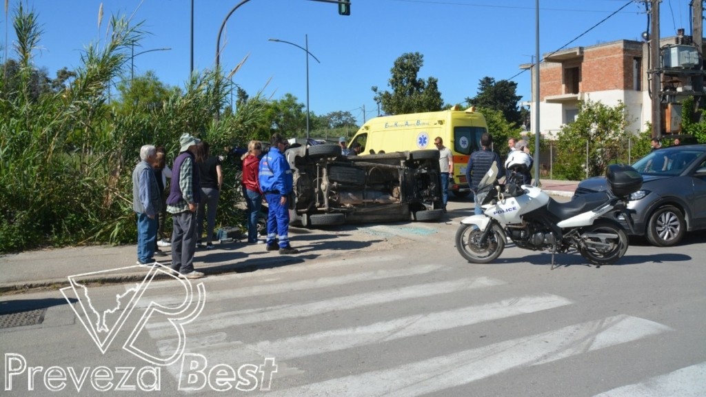 Πρέβεζα: ΙΧ παραβίασε STOP και συγκρούστηκε με διερχόμενο όχημα – Τρεις τραυματίες (φωτογραφία)
