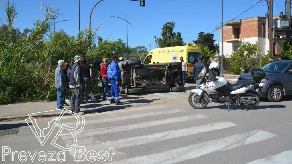 Πρέβεζα: ΙΧ παραβίασε STOP και συγκρούστηκε με διερχόμενο όχημα – Τρεις τραυματίες (φωτογραφία)