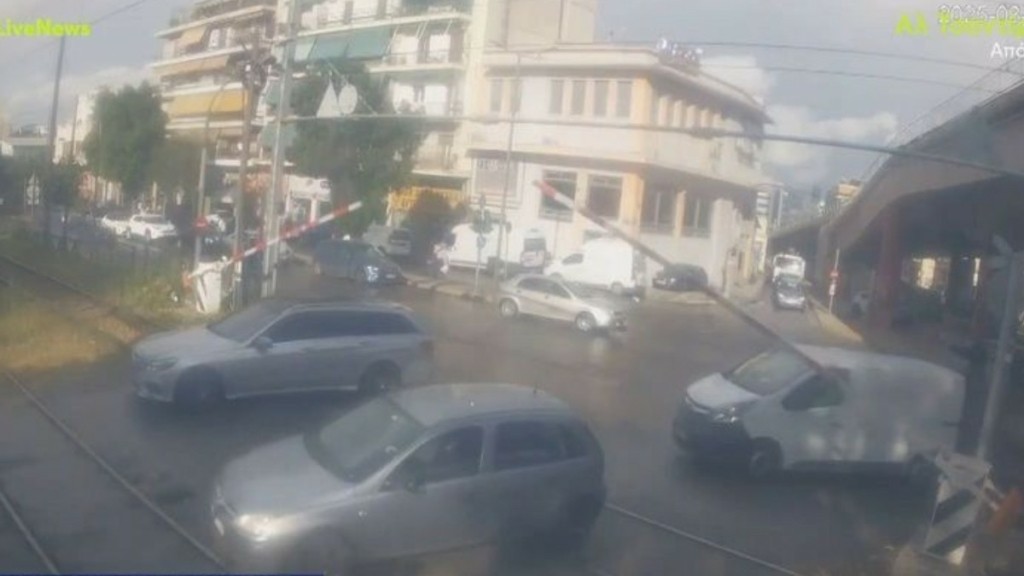Προαστιακός: Βίντεο ντοκουμέντο με το όχημα που έπεσε πάνω στην μπάρα προκαλώντας βραχυκύκλωμα
