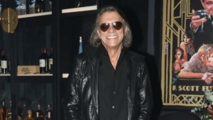 Ηλίας Ψινάκης: Γιόρτασε τα 78 του χρόνια με ένα ιδιαίτερο μήνυμα – «Σβήνω την τούρτα μου για εσάς»