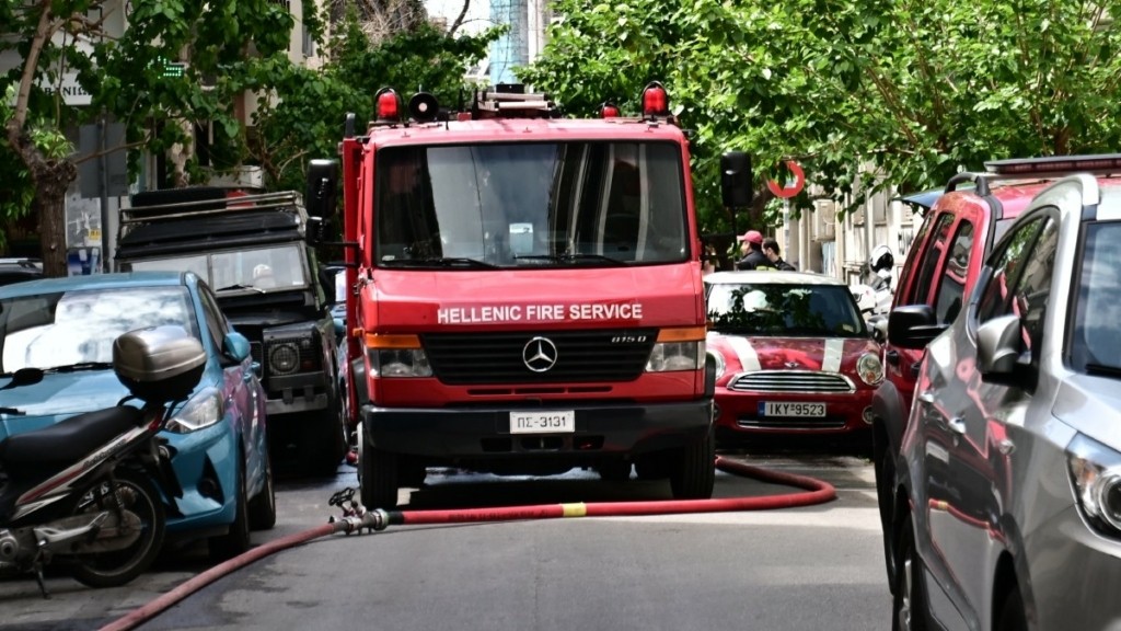 Φωτιά σε χώρο συνεργείου αυτοκινήτων στο Νέο Κόσμο