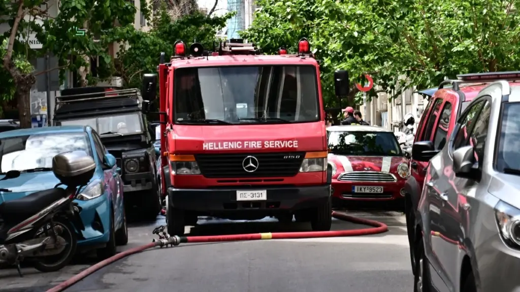 Φωτιά σε ηλεκτρολογείο αυτοκινήτων στον Νέο Κόσμο – Επιχειρούν ισχυρές δυνάμεις της Πυροσβεστικής