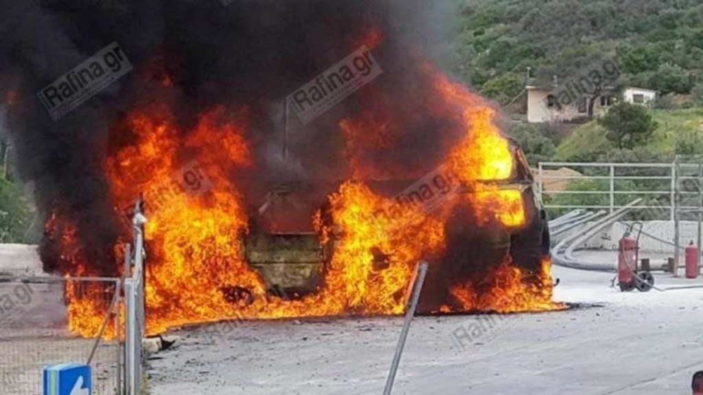 Φωτιά σε όχημα σε βενζινάδικο στη λεωφόρο Μαραθώνος (Βίντεο)