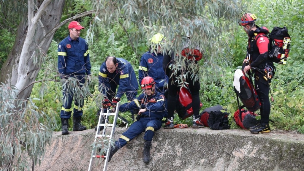 Ρέμα Προμπονά: Απεγκλωβίστηκαν οι δυο Γάλλοι τουρίστες – Εικόνες από την επιχείρηση της ΕΜΑΚ