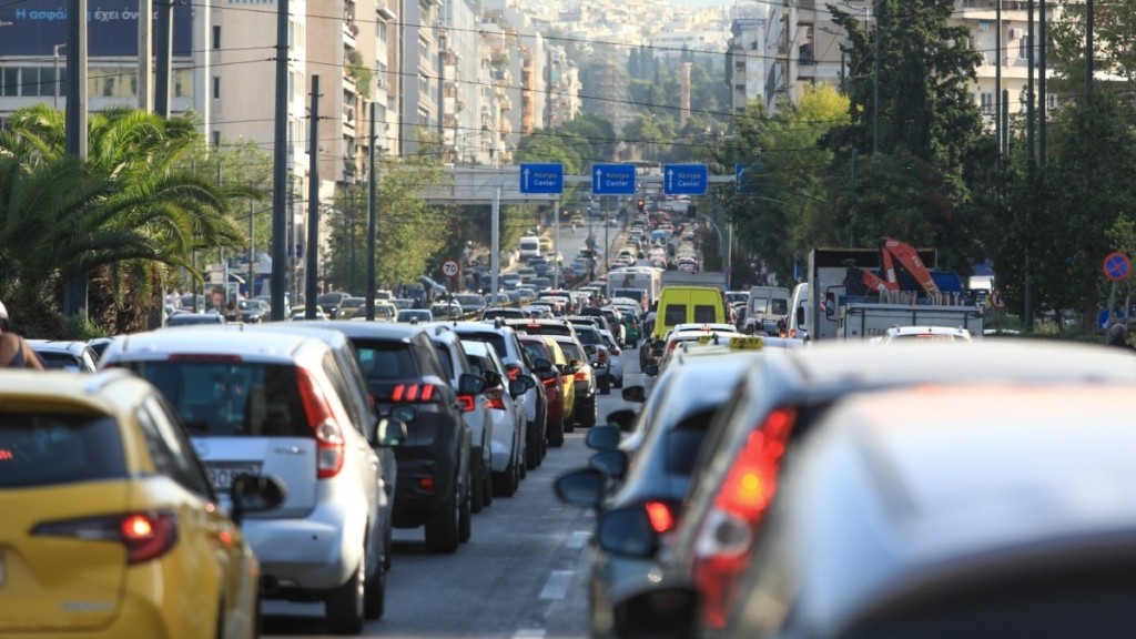 Τροχαίο ατύχημα στη λεωφόρο Συγγρού – Αυτοκίνητο συγκρούστηκε με μηχανή