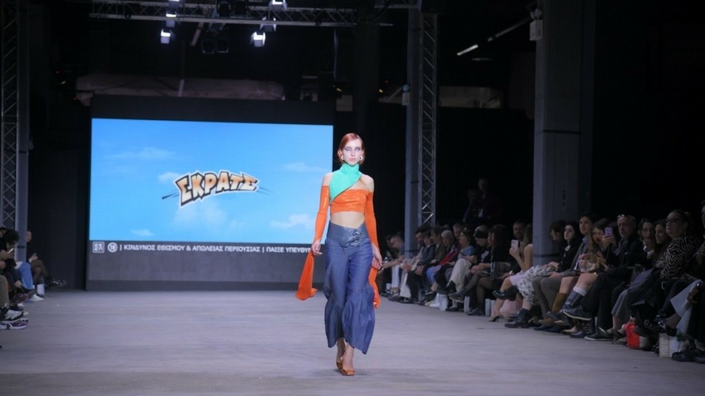 Haute couture και ΣΚΡΑΤΣ στην ίδια πασαρέλα – Οι δημιουργίες των ανερχόμενων σχεδιαστών στα New Designers Awards
