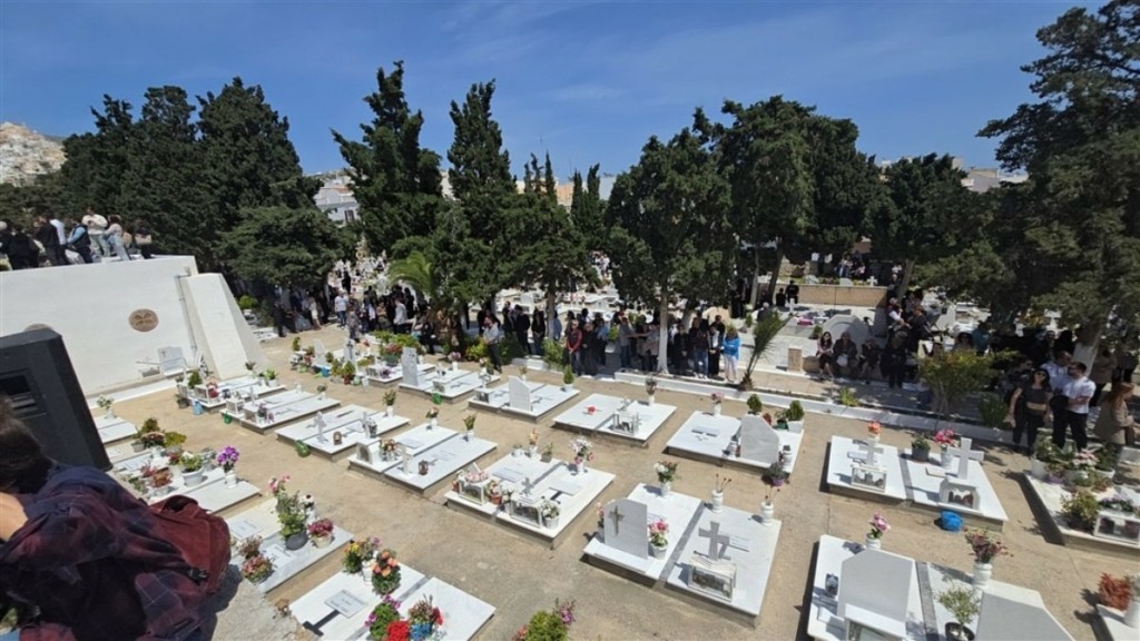 Σύρος: Συγκίνηση στη περιφορά του Επιταφίου μέσα στα μνήματα (Βίντεο + φωτογραφίες)