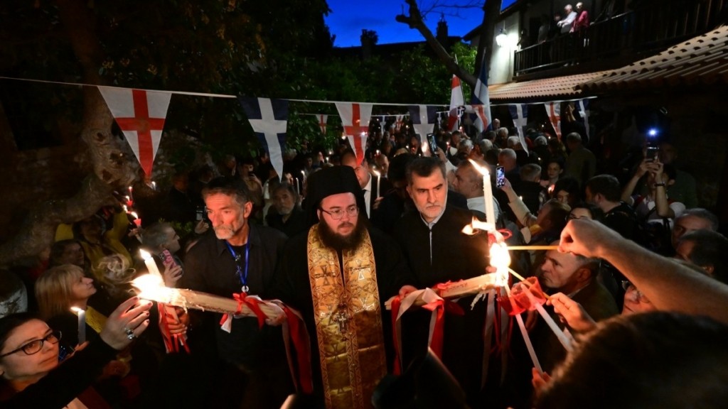 Με λαμπρότητα η άφιξη του Αγίου Φωτός στην Ελλάδα: Από το Μετόχι του Παναγίου Τάφου σε κάθε γωνιά της Ελλάδας
