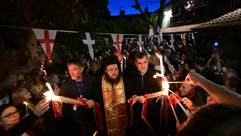 Με λαμπρότητα η άφιξη του Αγίου Φωτός στην Ελλάδα: Από το Μετόχι του Παναγίου Τάφου σε κάθε γωνιά της Ελλάδας