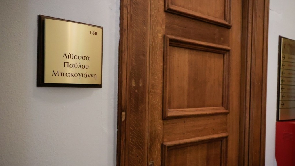 Βουλευτές προσπάθησαν να φωτογραφίσουν τη δικογραφία για τα Τέμπη