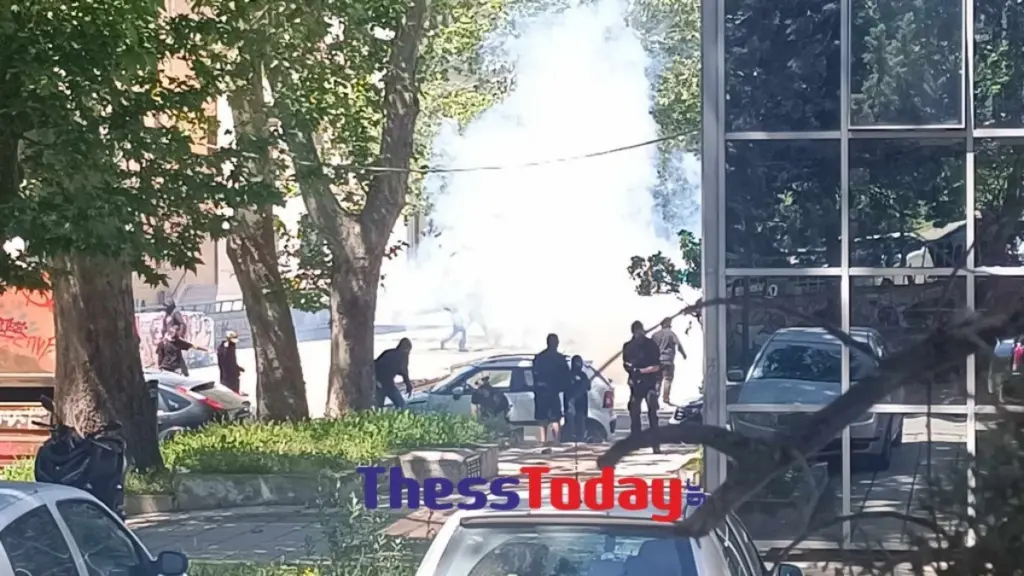 Θεσσαλονίκη: Ένταση και επεισόδια στο ΑΠΘ – Έπεσαν δακρυγόνα και κρότου λάμψης (Βίντεο)