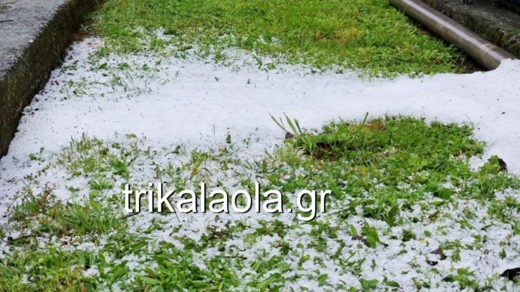 Τρίκαλα: «Άσπρισαν» όλα μετά την έντονη χαλαζόπτωση (pics & vid)