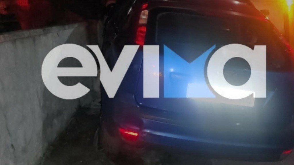 Εύβοια: Αυτοκίνητο καρφώθηκε σε μάντρα σπιτιού (Φωτογραφίες)