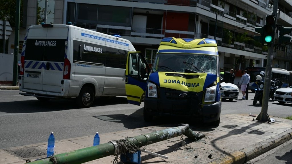 Τροχαίο στο Παγκράτι: Σοκαριστικό βίντεο από την στιγμη που η κολώνα καταπλάκωσε 53χρονη πεζή