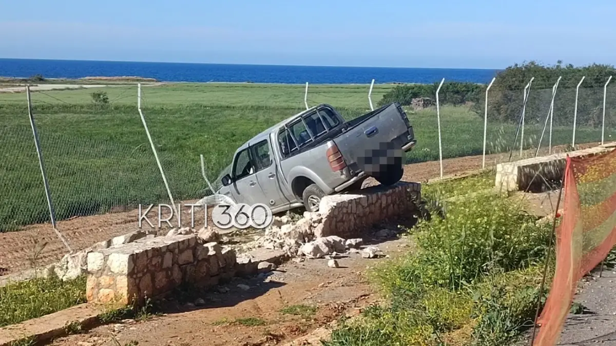 Χανιά: Τροχαίο με αγροτικό που καρφώθηκε σε μπεντένι – Μεταφέρθηκε στο νοσοκομείο ο οδηγός