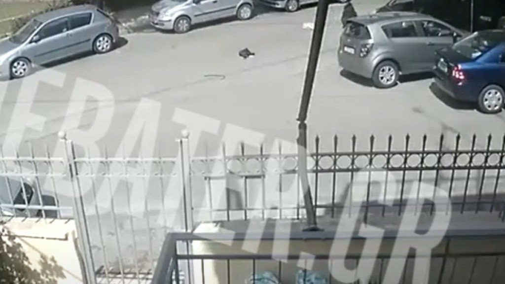Βίντεο με τον τσαντάκια που είχε γίνει ο φόβος και ο τρόμος στην Αττική – Έσερνε τα θύματα στον δρόμο