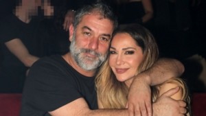 Δέσποινα Βανδή & Βασίλης Μπισμπίκης: Η τρυφερή αγκαλιά σε βραδινή βόλτα τους στην παραλία (pics)