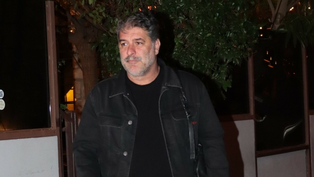 Βασίλης Μπισμπίκης: Αγνώριστος πριν από 20 χρόνια – Η σπάνια φωτογραφία του ηθοποιού