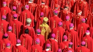 Ένας χρόνος από τον θάνατο του πάπα Φραγκίσκου – Οι πιστοί συρρέουν για να προσκυνήσουν στον τάφο του