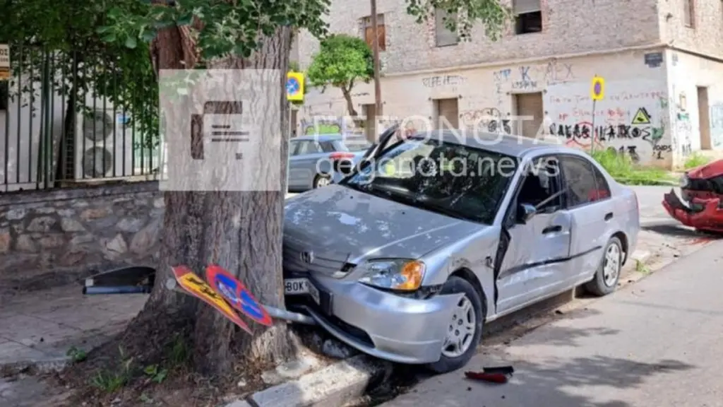 Σοβαρό τροχαίο στο Βόλο: ΙΧ καρφώθηκε σε δέντρο μετά από σύγκρουση με άλλο όχημα (φωτογραφία)