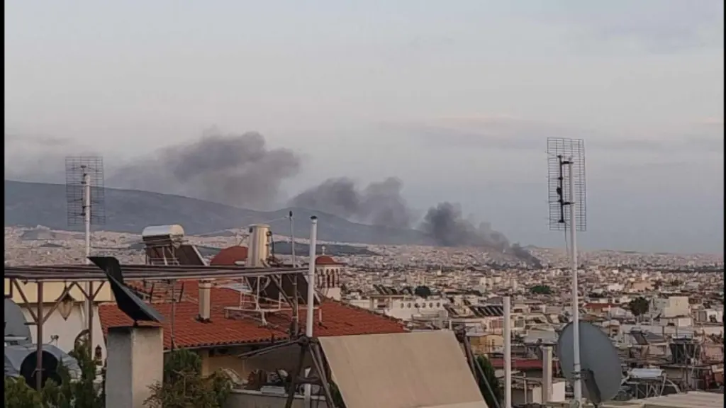 Φωτιά σε υπαίθριο χώρο στον Βοτανικό – Μήνυμα από το 112