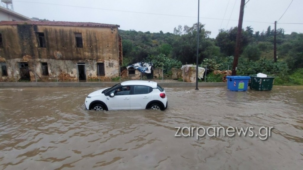 Χανιά: Απεγκλωβίστηκαν οδηγοί από τα οχήματά τους, λόγω της κακοκαιρίας – Ήχησε το 112 στο Ηράκλειο (βίντεο+φωτογραφίες)