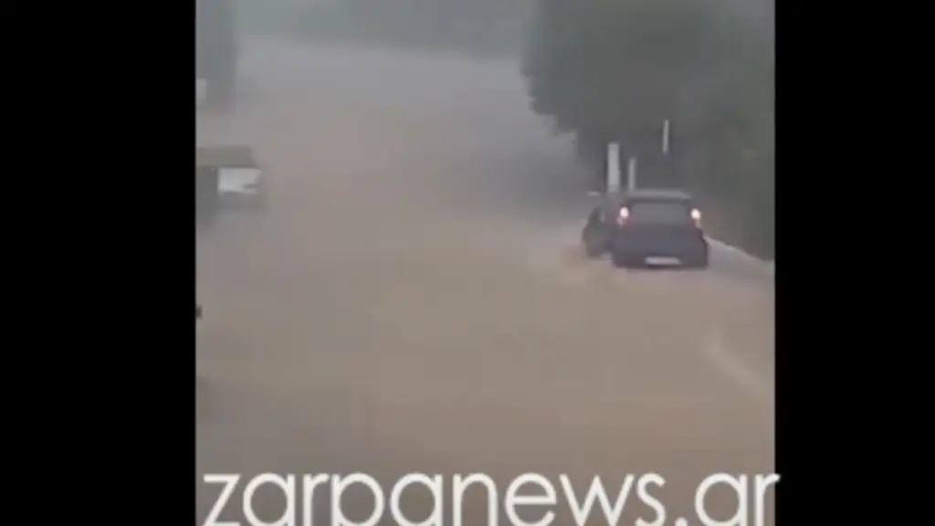 Χανιά: Βίντεο ντοκουμέντο δείχνει την μάχη αυτοκινήτου σε δρόμο που έχει γίνει “ποτάμι” από την κακοκαιρία