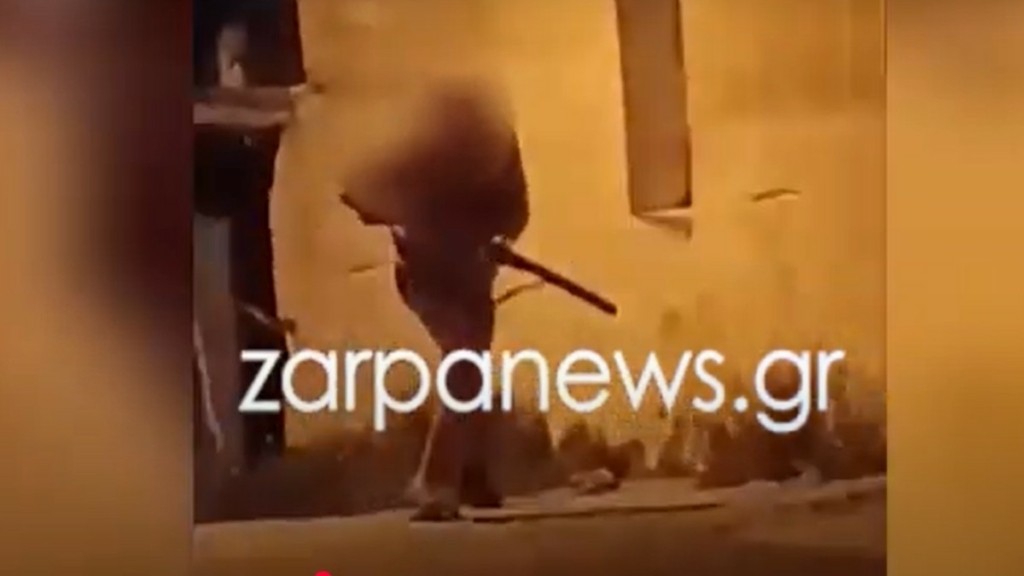 Χανιά: Ηλικιωμένος βγήκε ημίγυμνος στο δρόμο και πυροβολούσε στον αέρα (βίντεο)