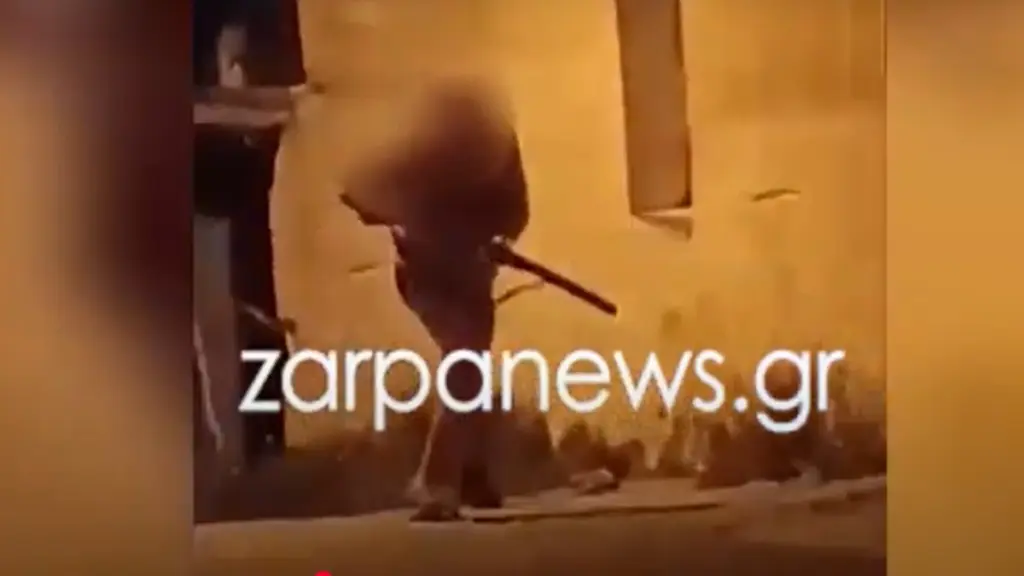 Χανιά: Ηλικιωμένος βγήκε ημίγυμνος στο δρόμο και πυροβολούσε στον αέρα (βίντεο)