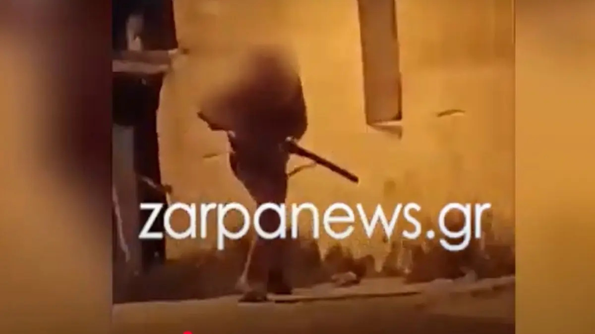 Χανιά: Ηλικιωμένος βγήκε ημίγυμνος στο δρόμο και πυροβολούσε στον αέρα (βίντεο)