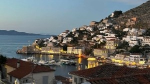 Ύδρα: Μέσα στην θάλασσα η περιφορά του Επιταφίου