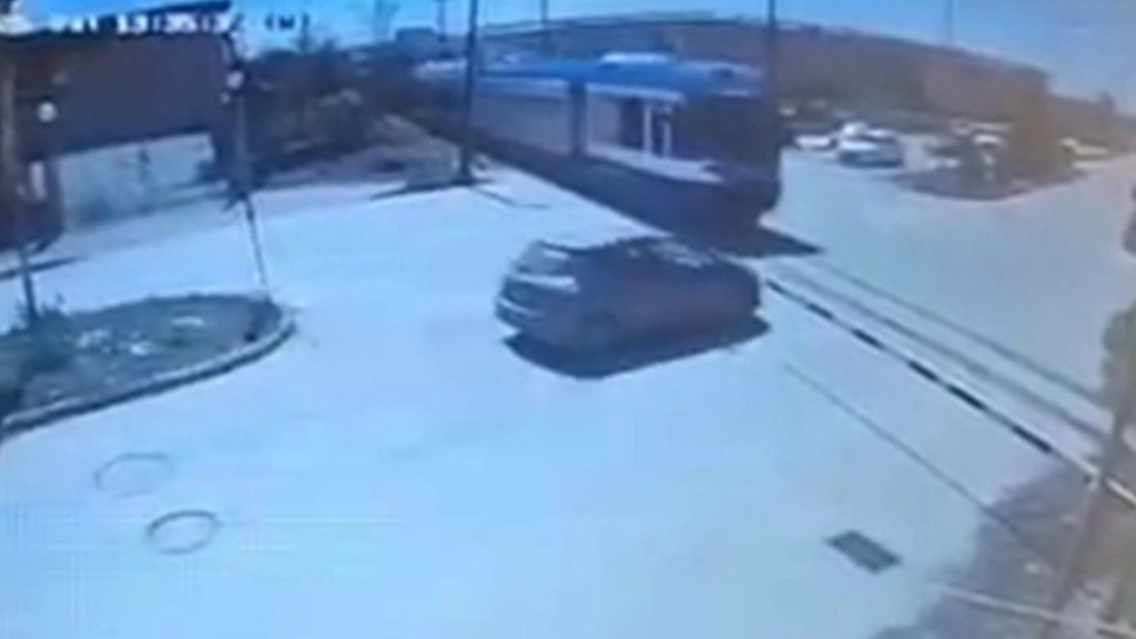 Πάτρα: Η στιγμή που αυτοκίνητο πέφτει στην κλειστή μπάρα και «καρφώνεται» σε συρμό του προαστιακού – Δείτε βίντεο