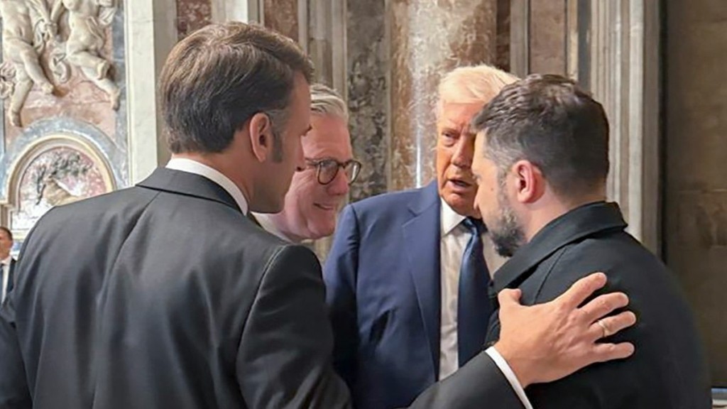 “Πόρτα” Τραμπ στον Μακρόν μέσα στη Βασιλική του Αγίου Πέτρου: “Δεν πρέπει να είσαι εδώ”