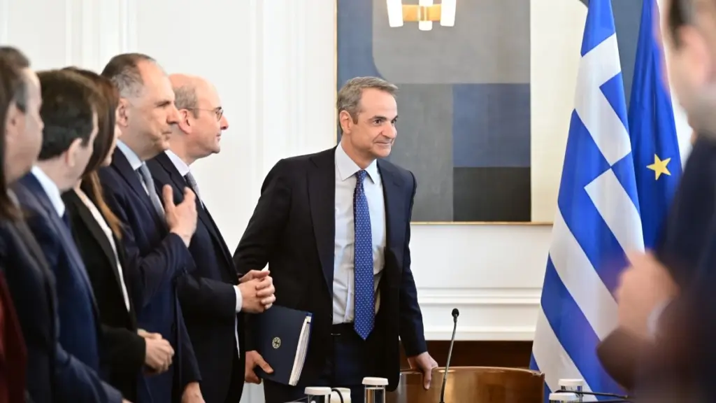 Μονιμότητα στο Δημόσιο: Το στοίχημα Μητσοτάκη και η πίεση στο ΠΑΣΟΚ – Γιατί άνοιξε τώρα το θέμα