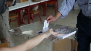 Δημοσκόπηση RealPolls: Σπάει το φράγμα του 30% η ΝΔ, άνοδος για το ΠΑΣΟΚ, πτώση τριών μονάδων για τη Πλεύση Ελευθερίας