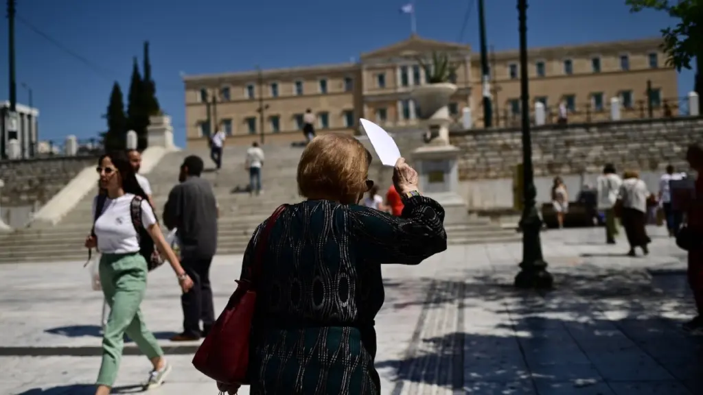 Καιρός σήμερα: “Κοκτέιλ” ζέστης και αφρικανικής σκόνης – Πού θα βρέξει